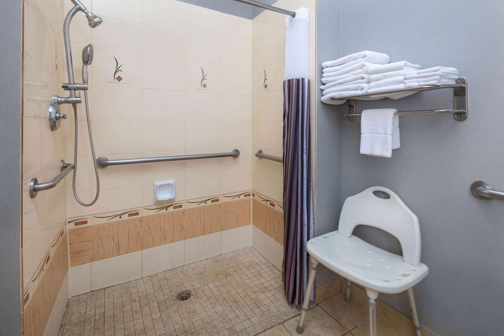 La Quinta By Wyndham Savannah Airport - Pooler Εξωτερικό φωτογραφία